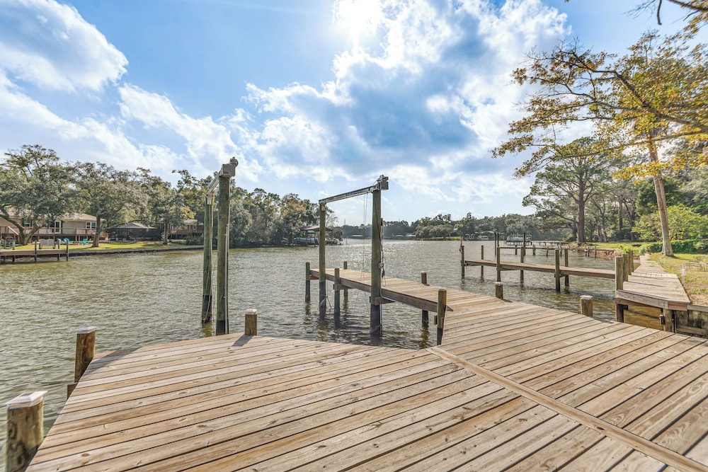 Waterfront Retreat w/ Outdoor Oasis in Pensacola
