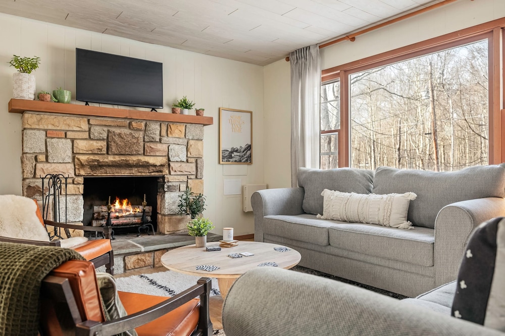 Burrow by Bidwell Cozy Arrowhead Lake Escape With Pools and Outdoor Adventures
