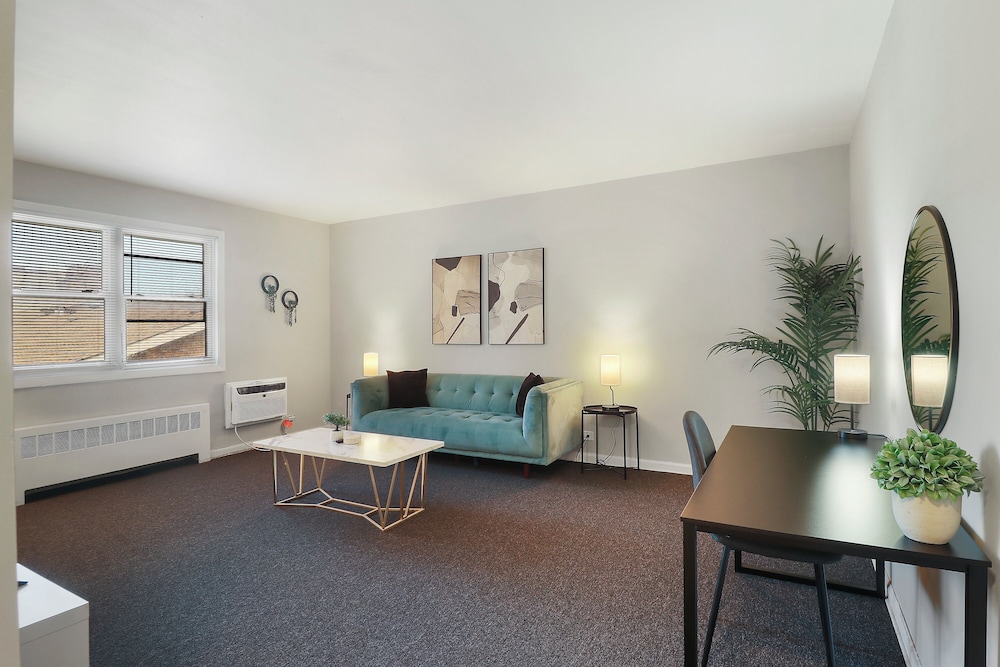 Cozy 1BR Apt Near Shops - Kimball C2