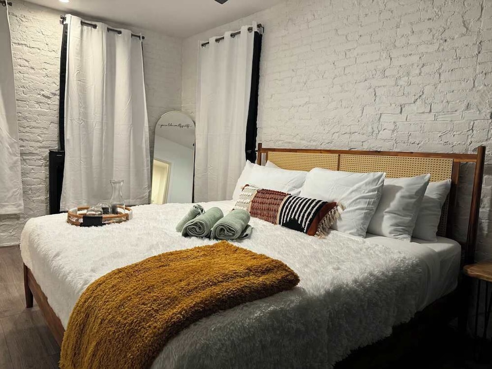 Jungle House Downtown Columbus – Modern Boutique Suites