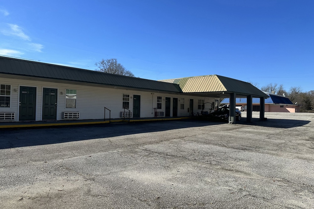 Milledgeville Vacations - Sparta Seven Motel By OYO near Milledgeville - Property Image 1