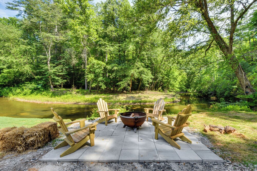 'the Cabin at Dukes Creek' w/ Fire Pit & Hot Tub!