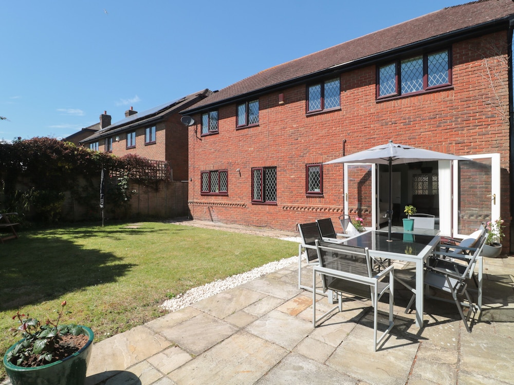 1 Charlotte Close