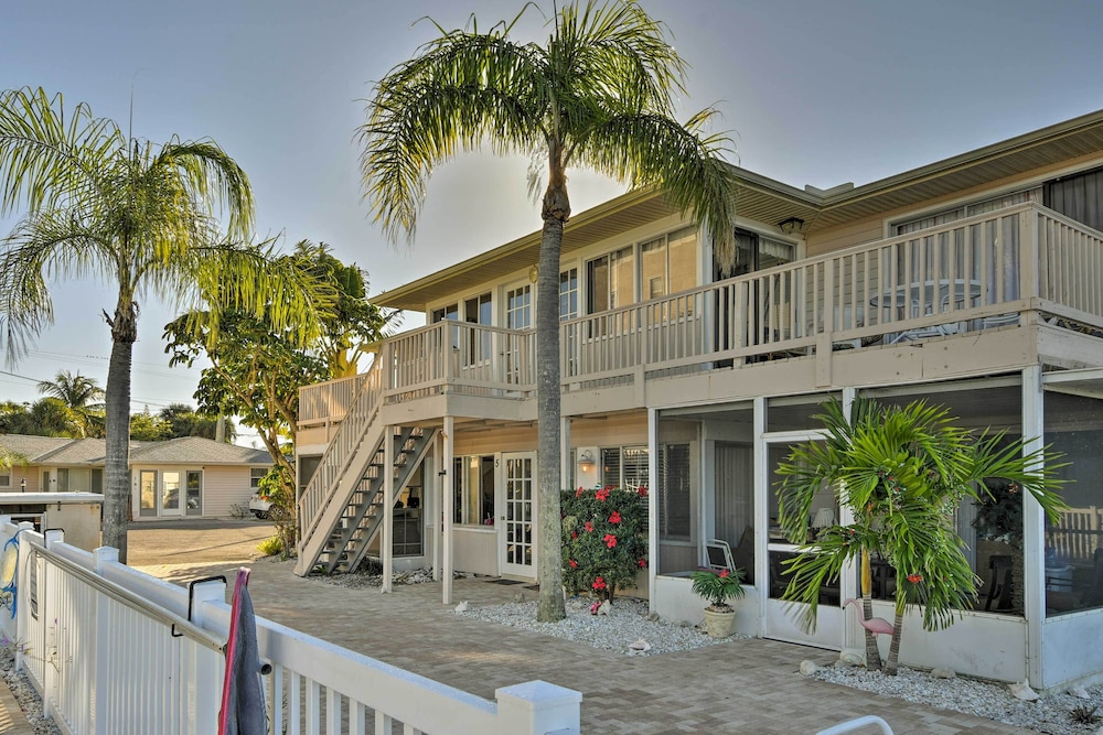 Siesta Keys Home w/ Deck Half Mile to Turtle Beach