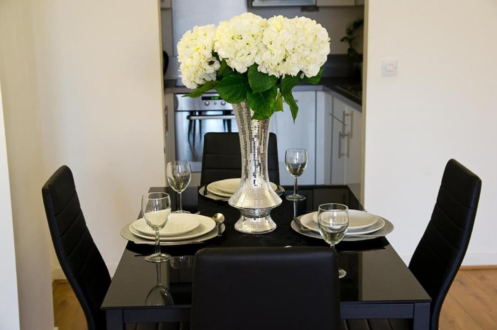 Impeccable 2-bed Apartment in Brentwood view 4