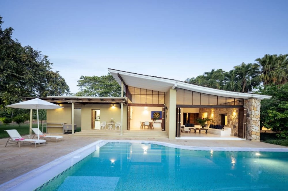 w Spacious 5BR Villa at Mesa de Yeguas