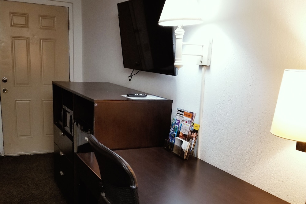 Hutchinson Vacations - Sky-Palace Inn  Suites Hutchinson - Property Image 21