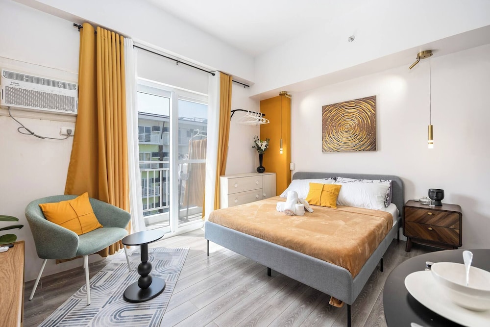 Stylish Condo 3-minutes to Airport, Poolview at Amani Grand Resort Residences