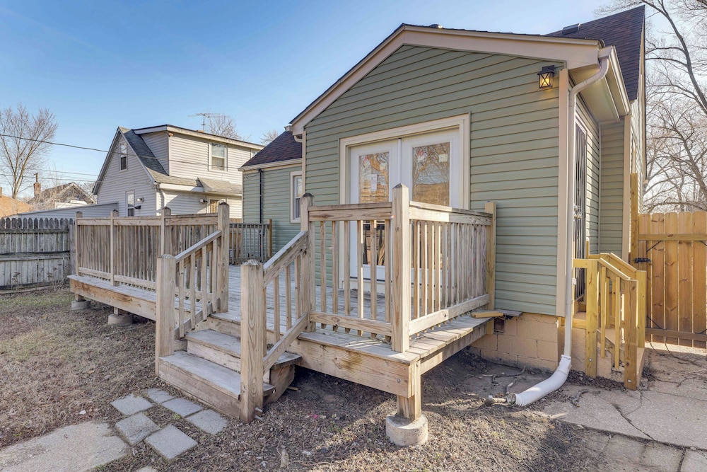 3 Mi to Hard Rock Casino: Charming Home in Gary!