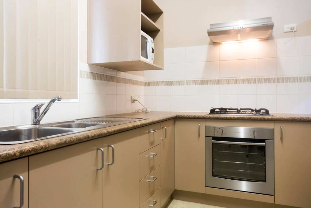 Pet Friendly 2BR APT With Balcony in East Vic Park