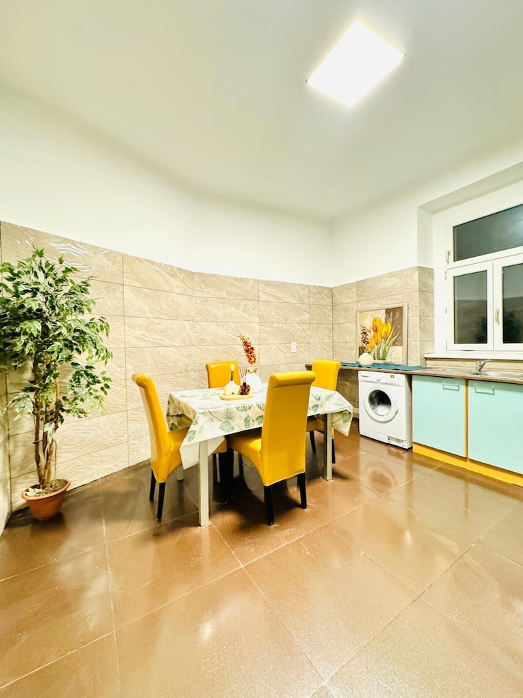 5BR Apt For 10 Walk to Kaufpark Alterlaa