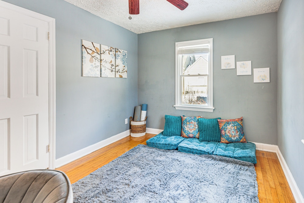 3 Mi to Hospitals: Inviting Rockford Home w/ Yard!