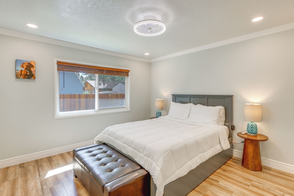 Near Slopes & Shores: Pet-friendly Sugarloaf Gem