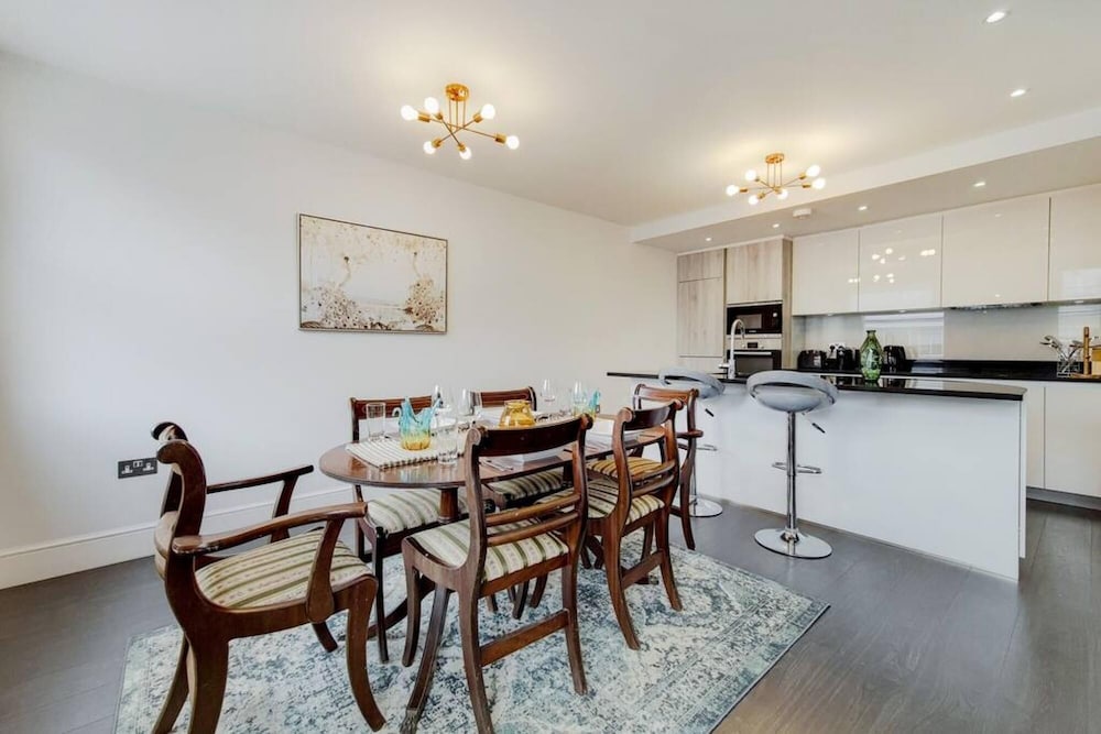 Lovely 2 Bedroom Apartment w AC off Baker Street