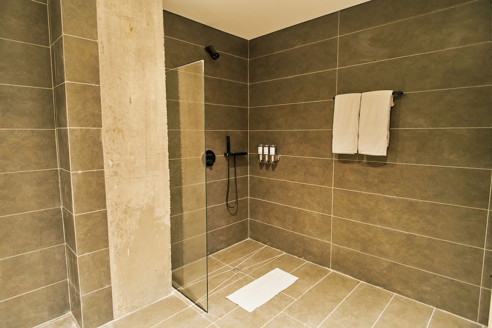 Roka Hotel