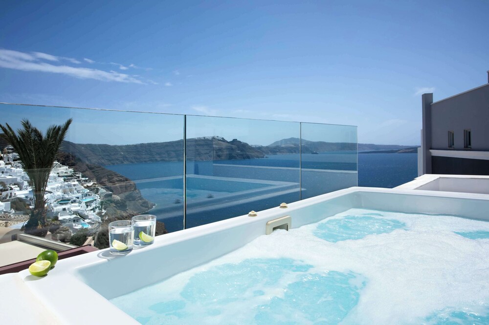 ArmonOia Suites
