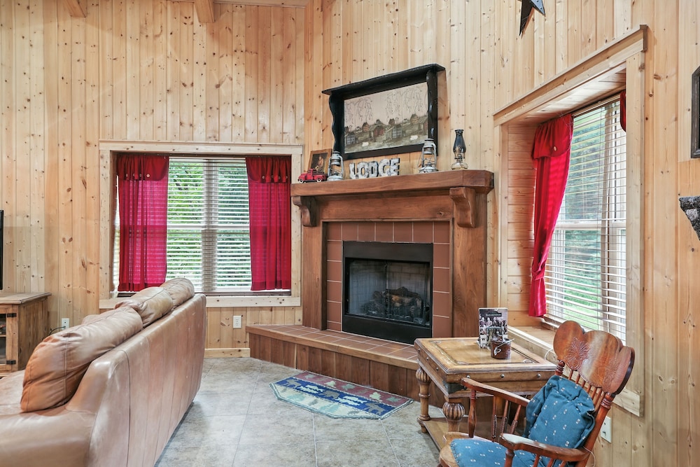 Secluded Mountain Retreat With Stunning Views 4 Bedroom Home