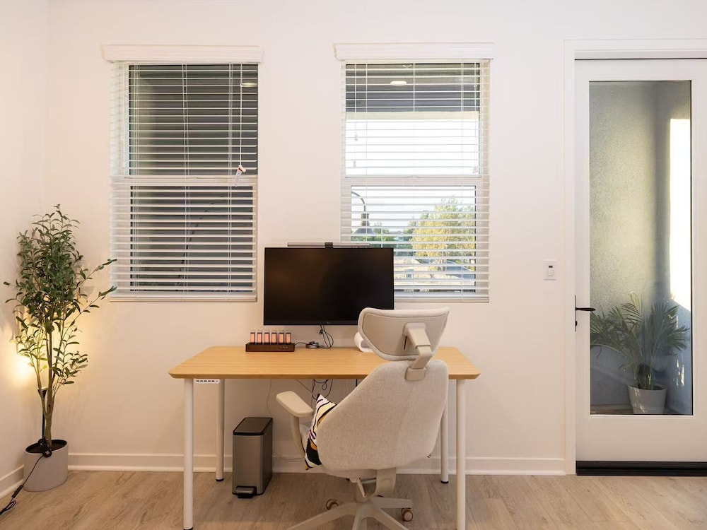 Near ONT Modern Designer Stay Bright Chic Spacious
