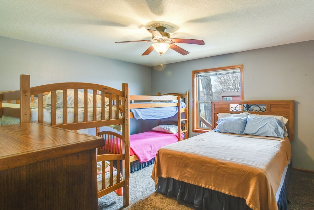 6 Mi to Dtwn Pella: Riverfront Cabin w/ Game Room!