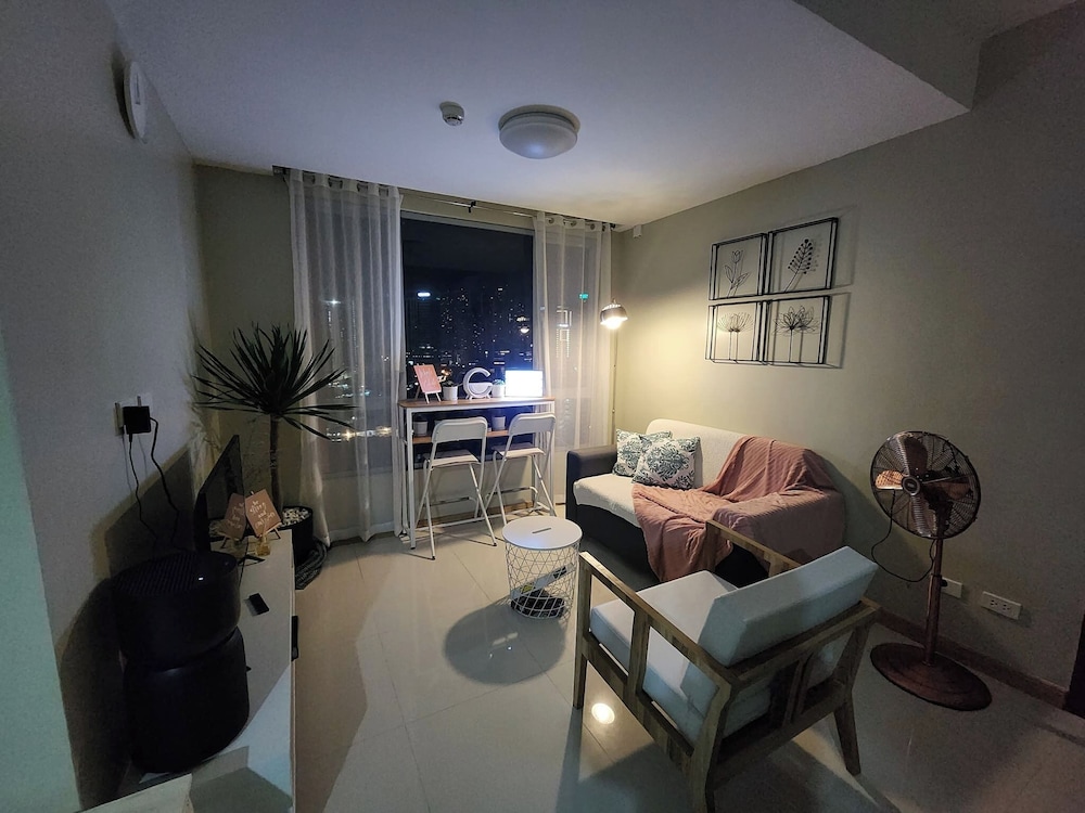 Cozy 1BR Condo in Mandaluyong City With City Skyline View