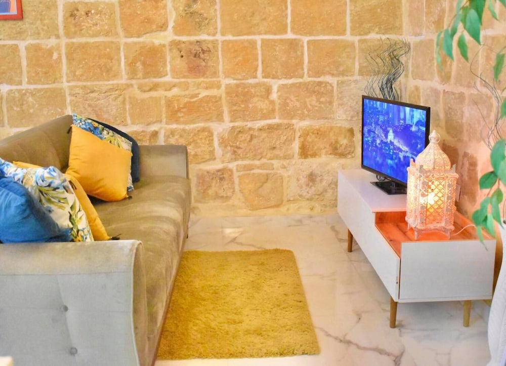 Compact And Cheerful House Close To Valletta view 3