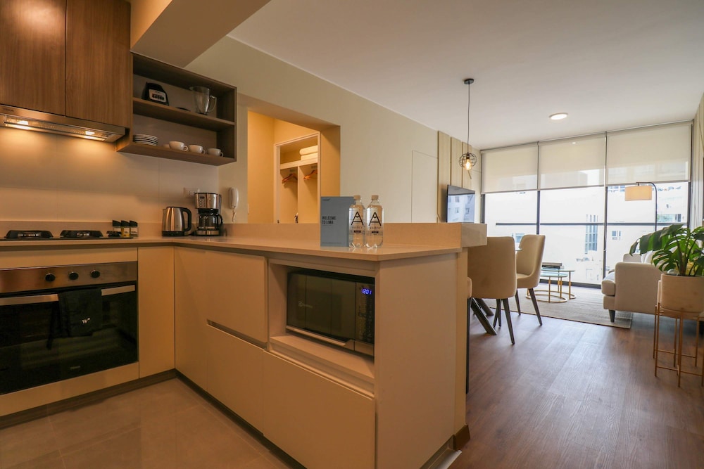 w Radiant 2BR w Great Balcony Near Kennedy Park