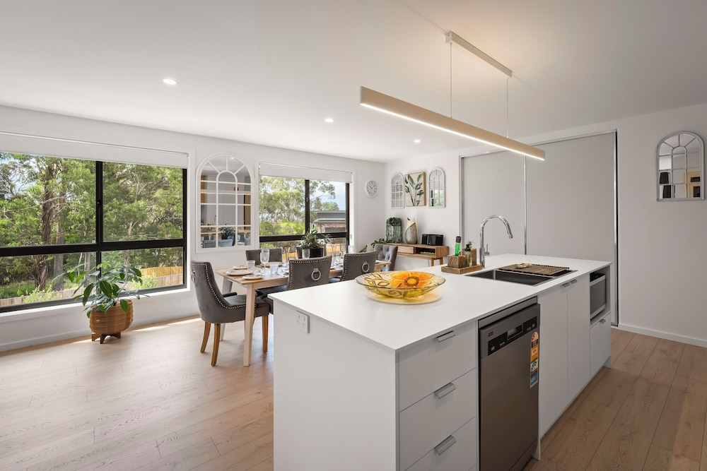 Gorgeous 4 Bedroom House - Blackmans Bay