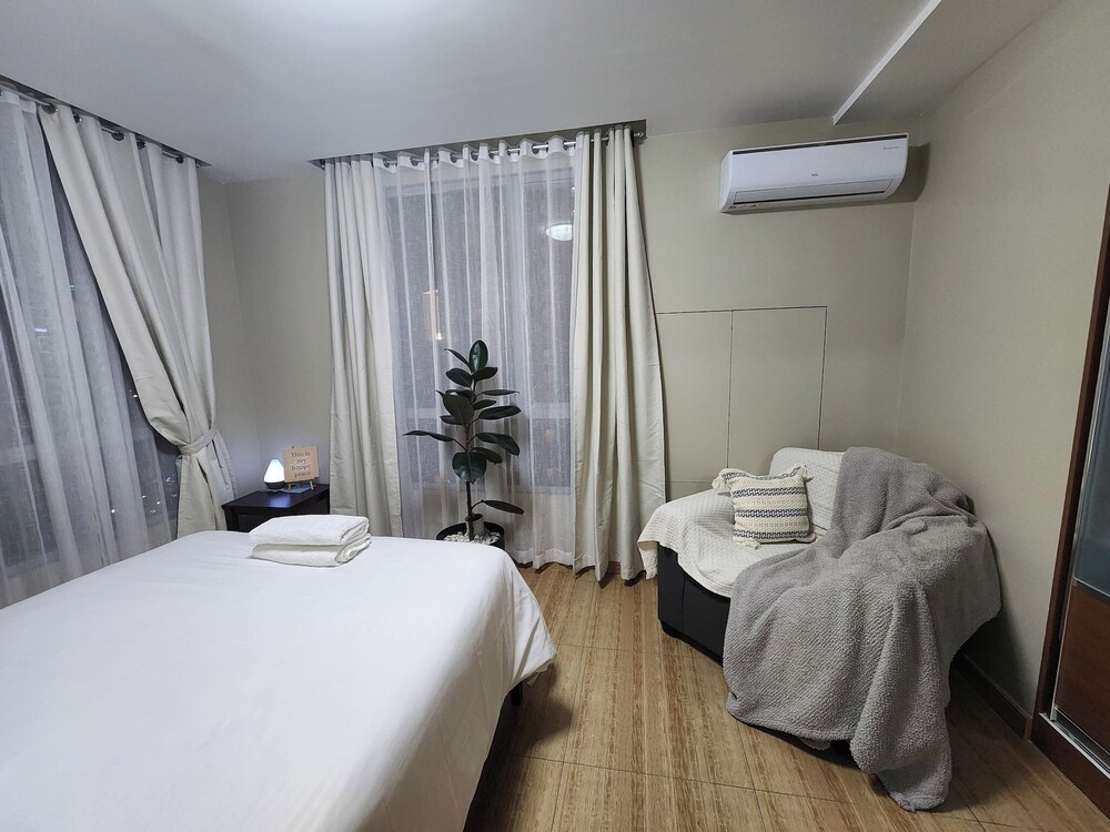 Cozy 1BR Condo in Mandaluyong City With City Skyline View