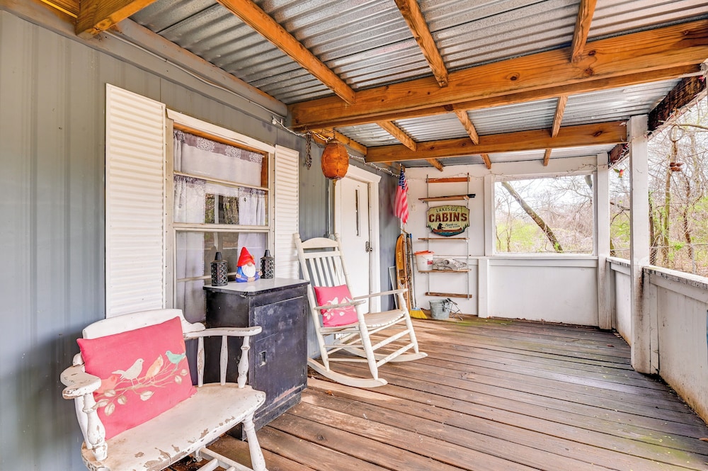 Fenced Yard: Quaint Cabin Near Lake Texoma!