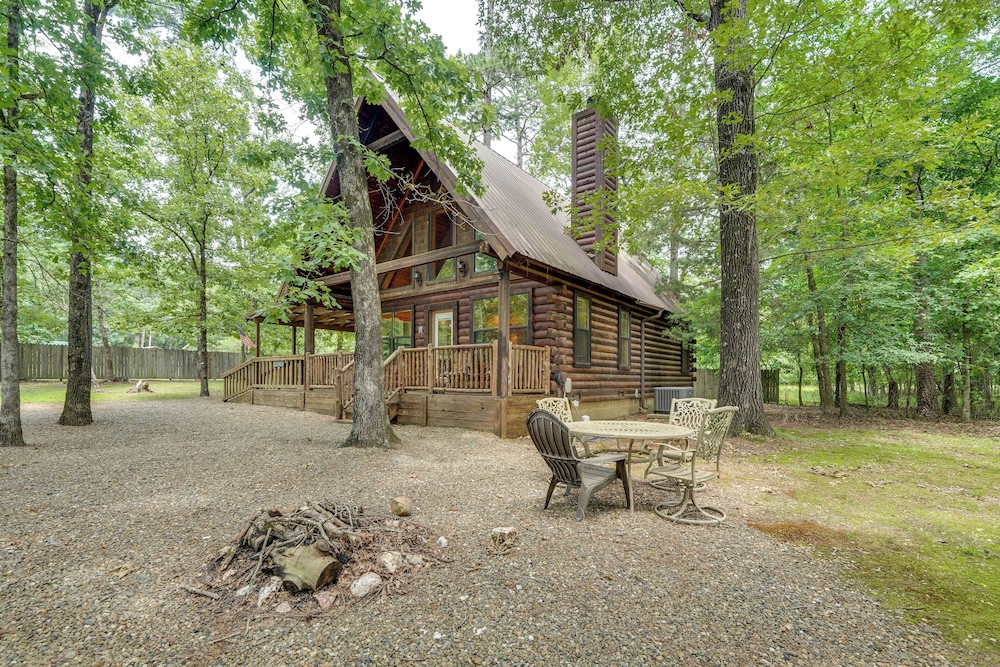 3 Mi to State Park & Lake: Broken Bow Cabin!