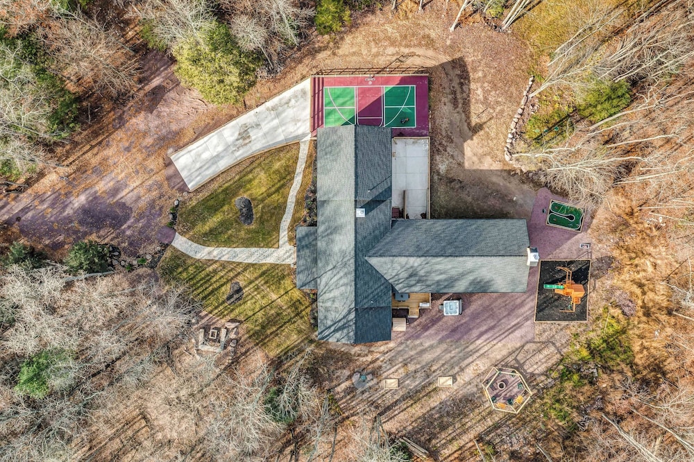 Grand Timber by Avantstay Indoor Pool, Sports Court, Game Room, & More!