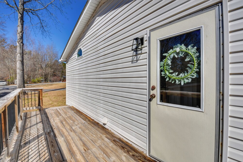 Deck, Grill & Dock Access: Lake Keowee Retreat!