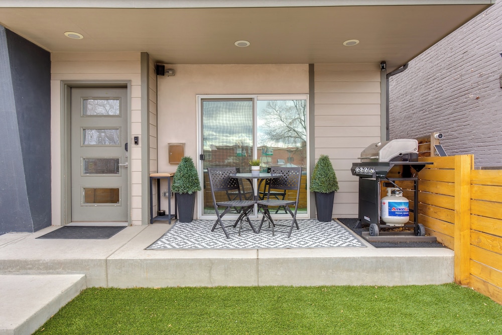 1 Mi to Dtwn Denver: Sleek Duplex w/ Rooftop Deck!