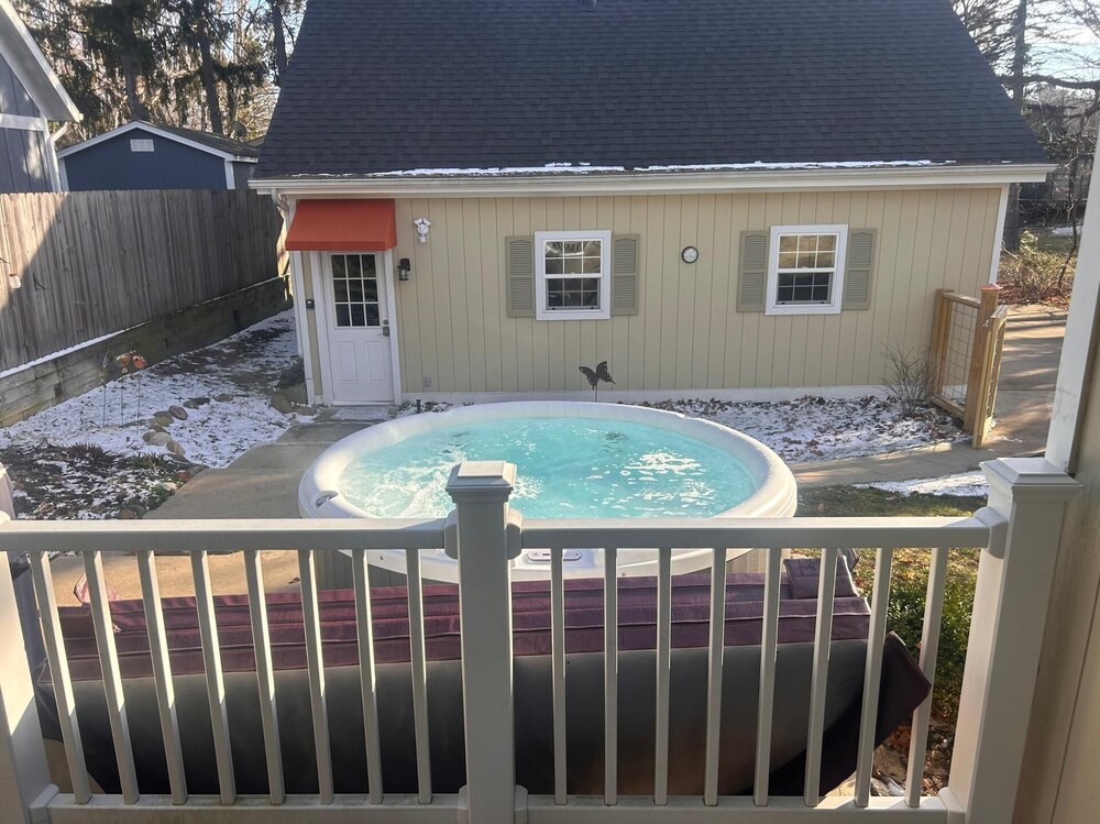 The Sharlene-hot tub Fenced Yard Steps to Douglas