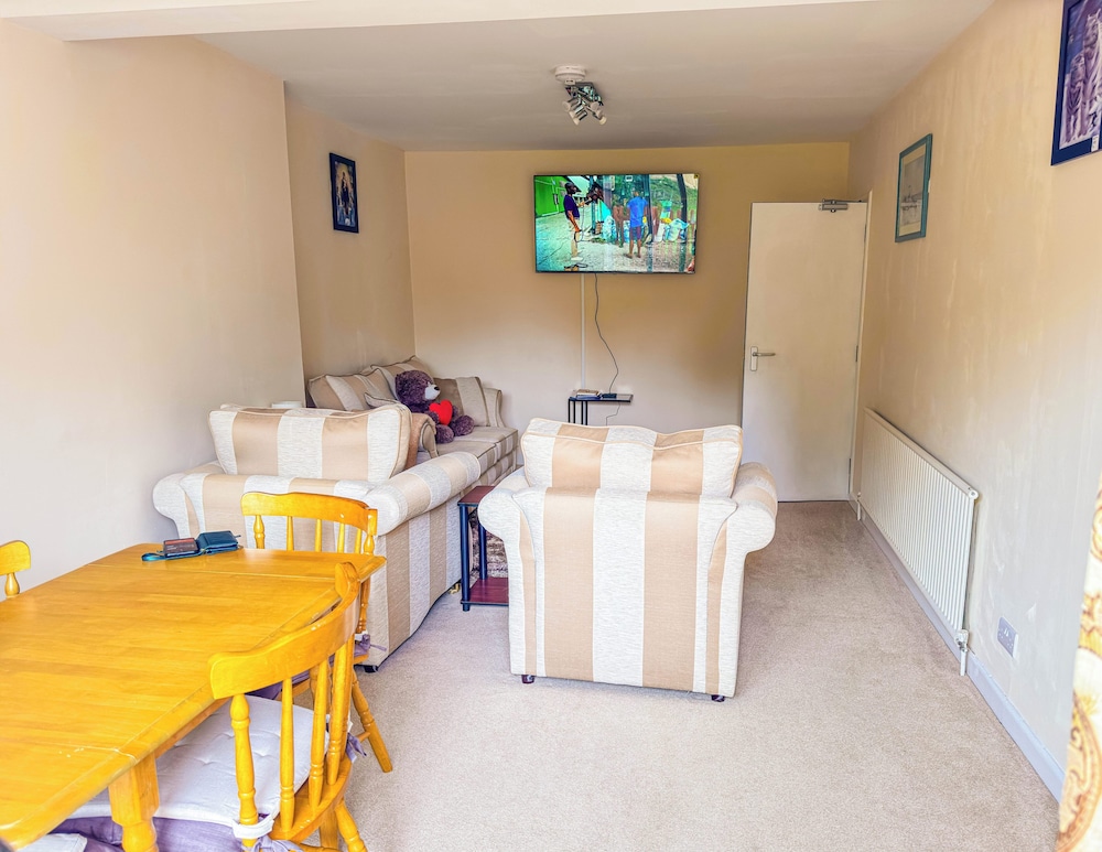 3 Bed - Sleeps 4 - Free Parking - Private Garden