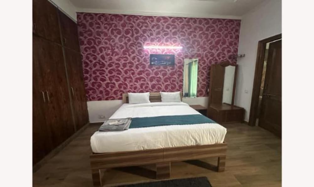 Fabhotel Golden Palace I