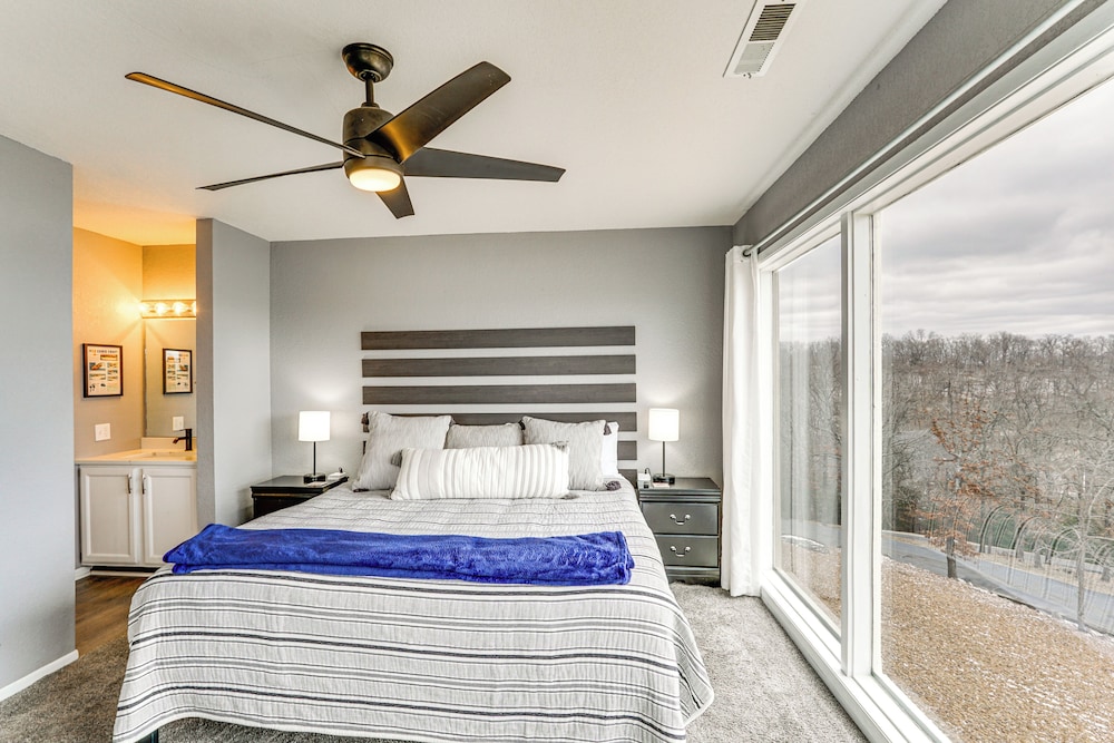Community Perks: Scenic Osage Beach Condo!