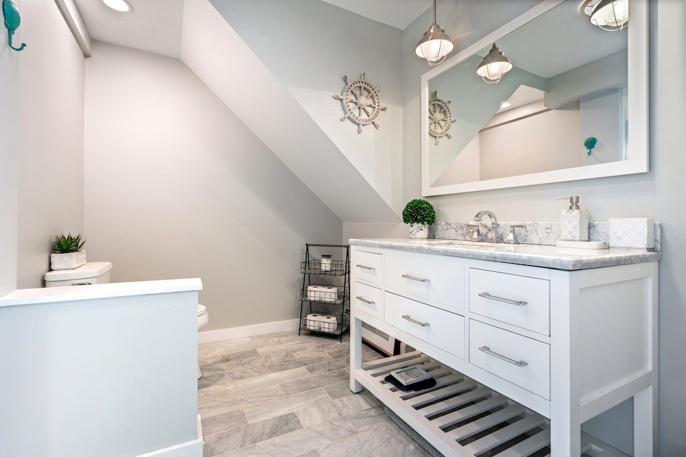 Beachwood Getaway Sleeps 10!
