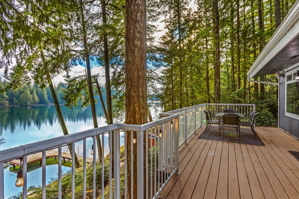 Phillips Lake Lodge in Shelton