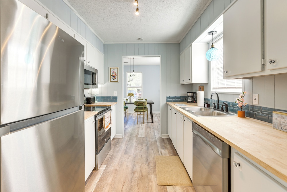 Walk to Downtown & Coffee Shop: Thomasville Escape