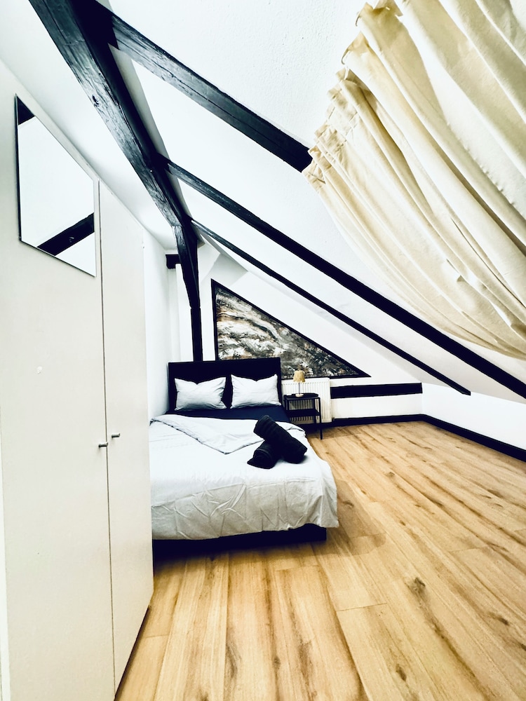 Comfortable 5 BR Apt near Schonbrunn