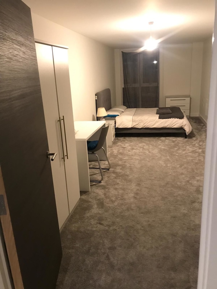 2 Bedroom Luxury Apartment in Leicester view 4