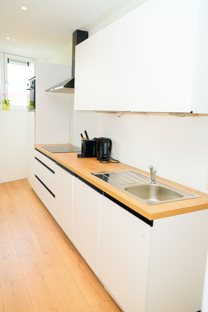 Cozy 1BR With Living Room Near City