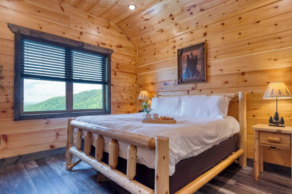 All Fun & Games by Avantstay Indoor Pool, Game Room, Theater, Mountain Views Near Pigeon Forge & Dollywood