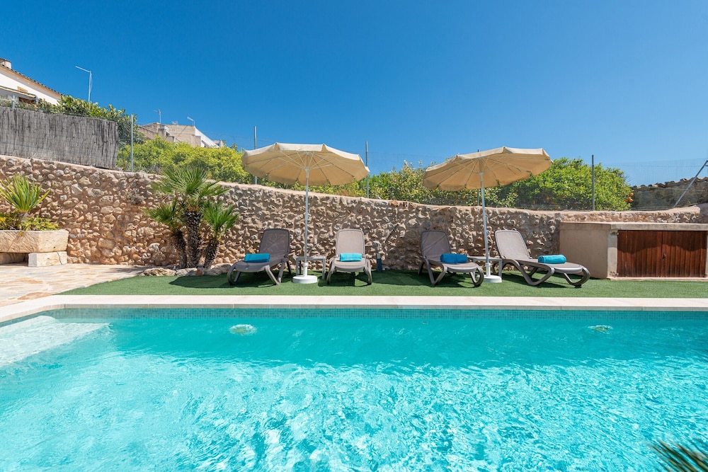 Villa in Buger With Pool & Mountain Views