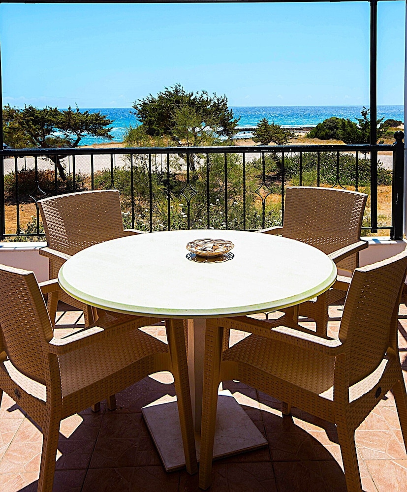 Romanos Beach Villas