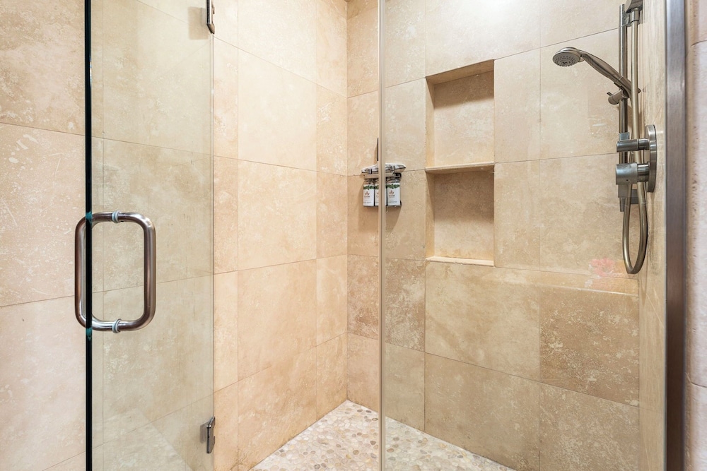 Oceanfront Complex - Updated Ground-floor Condo w/ AC & 2 Pools - Vrkcv