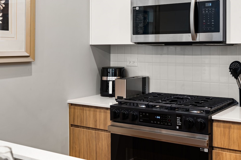 Edgewater Modern 2BR Steps to Lake City Views