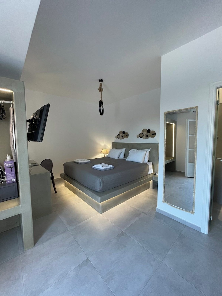 Zoumis Residence