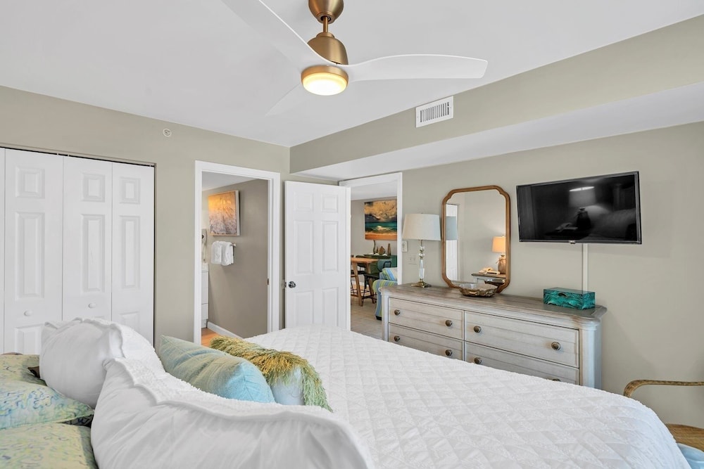 Pelican Beach 1118 2 Bedroom Condo by Pelican Beach Management view 3